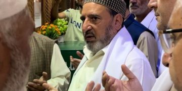 سید محمد الطاف بخاری نے چرار شریف میں حضرت شیخ نورالدین نورانی کی زیارت گاہ پر حاضری دی
