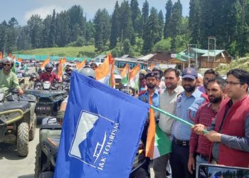 ناظم سیاحت کشمیر نے ’میری ماں، میرا دیش‘ مہم کے تحت گلمرگ میں اے ٹی وی ریلی کو جھنڈی دِکھا کر روانہ کیا