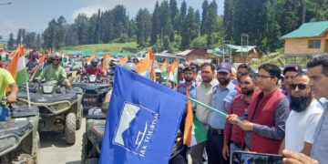 ناظم سیاحت کشمیر نے ’میری ماں، میرا دیش‘ مہم کے تحت گلمرگ میں اے ٹی وی ریلی کو جھنڈی دِکھا کر روانہ کیا
