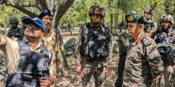اننت ناگ انکاﺅنٹر: لیفٹیننٹ جنرل اوپندرا دیویدی کا گڈول کوکرناگ کا دورہ، آپریشنل تیاریوں کا جائزہ لیا