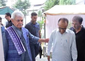 منوج سنہا تعزیت پرسی کے لئے ڈی ایس پی ہمایوں بٹ کی رہائش گا پر پہنچے