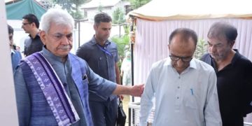 منوج سنہا تعزیت پرسی کے لئے ڈی ایس پی ہمایوں بٹ کی رہائش گا پر پہنچے