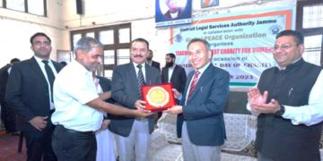 جسٹس تاشی ربستن نے بال نکیتن وید مندر امبفالہ جموں کے اَساتذہ ، عملے اور بچو ں کے ساتھ یوم اَساتذہ منایا