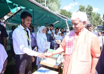 غریب لوگوں کے بچوں کا بھی امیروں کے برابر حق جموں و کشمیر امن اور خوشحالی کی راہ پر گامزن ہے، لوگ پرامن زندگی گزار رہے ہیں/لیفٹیننٹ گورنر منوج سنہا