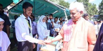 غریب لوگوں کے بچوں کا بھی امیروں کے برابر حق جموں و کشمیر امن اور خوشحالی کی راہ پر گامزن ہے، لوگ پرامن زندگی گزار رہے ہیں/لیفٹیننٹ گورنر منوج سنہا