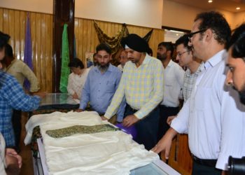 وکرم جیت سنگھ نے گورنمنٹ آرٹس ایمپوریم سرینگر میں دو روزہ پینٹنگ نمائش کا افتتاح کیا
