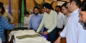 وکرم جیت سنگھ نے گورنمنٹ آرٹس ایمپوریم سرینگر میں دو روزہ پینٹنگ نمائش کا افتتاح کیا