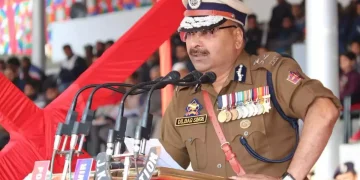 بند کال کلچر مکمل طور پر ختم / پولیس سربراہ دلباغ سنگھ  سرینگر 28ستمبر ایس این این جہاں کہیں پر ملی ٹنسی ہوتی ہے وہاں جموں کشمیر پولیس اور دیگر سیکورٹی ایجنسیاں لوگوں کی حفاظت کو یقینی بنانے کیلئے پیش رہتے ہیں کی بات کرتے ہوئے جموں کشمیر پولیس سربراہ دلباغ سنگھ نے کہا کہ ہمیں عام لوگوں کا خیال رکھتے ہوئے ملک دشمن اور سماج دشمن عناصر سے سختی سے نمٹنا ہوگا۔انہوں نے کہا کہ جموں کشمیر پولیس کی شبانہ روز کوششوں اور ہمارے ہیروز کی قربانیوں سے جموں و کشمیر کے لوگ معمول کی زندگی سے لطف اندوز ہو رہے ہیں، طلباءسکولوں میں جا رہے ہیں اور دیگر کاروباری سرگرمیاں بغیر کسی رکاوٹ کے پورے زور و شور سے جاری ہیں۔انہوں نے مزید کہا کہ ”بند کال “کلچر مکمل طور پر ختم ہو چکا ہے۔ جموں و کشمیر کے لوگ امن چاہتے ہیں اور وہ پاکستان کی مجرمانہ حماقت کو سمجھ چکے ہیں جو نوجوانوں کو اپنے ہی لوگوں کے خلاف اکسانے کی کوشش کر رہا ہے۔سٹار نیوز نیٹ ورک کے مطابق شیر کشمیر پولیس اکیڈمی ادھم پور میں 65 ڈی وائی ایس پی ٹرینیز سے خطاب کرتے ہوئے جموں کشمیر پولیس سربراہ دلباغ سنگھ نے کہا تربیت یافتہ اہلکاروں پر زور دیا کہ ”اپنے کام پر توجہ دیں، ان لوگوں کی فکر نہ کریں جو آپ کو نیچے لانے کی کوشش کریں گے، اب آپ ایک ایسی قوت کا حصہ ہیں جس کے پاس شہادت کی بے مثال ورثہ ہے“۔ اس موقعہ پر کوکرناگ انکاو¿نٹر کا حوالہ دیتے ہوئے ڈی جی پی نے کہا کہ ہمیں اس بات پر کام کرنا ہے کہ کس طرح بہتر جواب دیا جائے تاکہ سیکورٹی فورسز کی جانوں کے زیاں سے بچا جا سکے۔ اپنے ماضی کے تجربات کو شیئر کرتے ہوئے دلباغ سنگھ نے کہا کہ جیسے جیسے آپ زندگی میں ترقی کریں گے آپ کو اپنے پچھلے ادوار یاد ہوں گے، یہ کہتے ہوئے کہ آپ کو صرف جذبے، لگن اور پیشہ ورانہ طور پر کام کرنا ہے، انہوں نے مزید کہا کہ آپ کو اپنے جوانوں اور جوانوں کے ساتھ ہم آہنگی، دوستی رکھنا ہوگی۔ تربیت حاصل کرنے والوں سے گراو¿نڈ کے انعقاد کو یقینی بنانے پر زور دیتے ہوئے ڈی جی پی نے کہا کہ ہمیں عام لوگوں کا خیال رکھتے ہوئے ملک دشمن اور سماج دشمن عناصر سے سختی سے نمٹنا ہوگا۔ انہوں نے کہا کہ ایک ایسے خطے میں جہاں دہشت گردی ہوتی تھی،جموں کشمیر پولیس نے سیکورٹی فورسز کے ساتھ مل کر عام لوگوں کی حفاظت کو یقینی بنایا جن کی حمایت اور تعاون یوٹی کے امن کیلئے انتہائی اہم ہے۔ انہوں نے تربیت حاصل کرنے والوں پر زور دیا کہ وہ اپنے اہلکاروں اور ہم جن لوگوں کی خدمت کرتے ہیں ان کے لیے ہمدردی کو ایک لازمی عنصر کے طور پر پیدا کریں، انہوں نے مزید کہا کہ پولیس افسران کو اپنی کوششوں اور ارادوں کے بارے میں پراعتماد ہونا چاہیے اور انتظامیہ کے مفاد میں زمینی فیصلے کرنا چاہیے۔اہلکاروں کی تربیت کے بارے میں ڈی جی پی نے کہا کہ پولیس ہیڈ کوارٹر سائبر کرائم کی تحقیقات اور انسدادی اقدامات اور حکمت عملی کے پہلوو¿ں پر خصوصی کورسز فراہم کرنے پر زیادہ توجہ مرکوز کرتا ہے۔ڈی جی پی نے کہا کہ جدید سائبر جرائم کو روکنے کے لیے مزید خصوصی تربیتی کورسز وقت کی ضرورت ہیں۔ڈی جی پی نے کہا کہ جموں کشمیر پولیس کی شبانہ روز کوششوں اور ہمارے ہیروز کی قربانیوں سے جموں و کشمیر کے لوگ معمول کی زندگی سے لطف اندوز ہو رہے ہیں، طلباءسکولوں میں جا رہے ہیں اور دیگر کاروباری سرگرمیاں بغیر کسی رکاوٹ کے پورے زور و شور سے جاری ہیں۔ ۔ انہوں نے مزید کہا کہ بند کال کلچر مکمل طور پر ختم ہو چکا ہے۔ انہوں نے کہا کہ جموں و کشمیر پولیس کی بہادرانہ کاوشوں کو ملک کے ہر فورم پر سراہا جا رہا ہے اور انہوں نے مزید کہا کہ وہ اس بہادر فورس کی قیادت کرتے ہوئے فخر محسوس کرتے ہیں۔ انہوں نے کہا کہ جموں و کشمیر کے لوگ امن چاہتے ہیں اور وہ پاکستان کی مجرمانہ حماقت کو سمجھ چکے ہیں جو نوجوانوں کو اپنے ہی لوگوں کے خلاف اکسانے کی کوشش کر رہا ہے۔میڈیا سے بات کرتے ہوئے ڈی جی پی نے کہا کہ پاکستان عسکریت پسندی کا سب سے بڑا ذریعہ ہے، انہوں نے مزید کہا کہ جے کے پی اور دیگر سیکورٹی فورسز یوٹی سے عسکریت پسندی کو ہلاک کرکے اور اکھاڑ پھینکنے کیلئے پرعزم ہیں۔ انہوں نے کہا کہ کامیاب آپریشن کیے گئے اور عسکریت پسندی کی باقیات کو ختم کرنے کے لیے جاری رکھیں گے۔ انہوں نے کہا کہ سرگرم عسکریت پسندوں کی تعداد میں کمی آئی ہے، باقی کو ختم کرنے کی کوششیں جاری ہیں۔ انہوں نے کہا کہ سرحدوں اور اندرونی علاقوں میں سیکورٹی گرڈ الرٹ اور متحرک ہے تاکہ پاکستان کی حمایت یافتہ ملک دشمن عناصر کے مذموم عزائم کو ناکام بنایا جا سکے۔