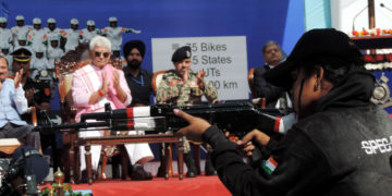 جموں وکشمیر کے لیفٹیننٹ گورنر نے تاریخی لالچوک، سرینگر سے سی آر پی ایف خواتین بائیک مہم ’یشسوینی‘ کو جھنڈی دکھا کر روانہ کیا