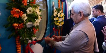 منوج سنہا نے پہلی وستاڈوم ٹرین کا کیاافتتاح امسال 2.25 کروڑ سیاحوں کی آمد متوقع / لیفٹیننٹ گورنر