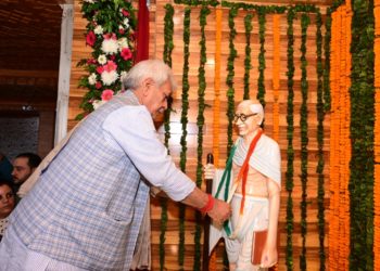 لیفٹنٹ گورنر نے مہاتما گاندھی کے مجسمے کی نقاب کشائی کی