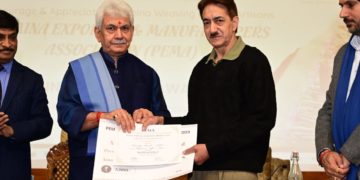 لیفٹیننٹ گورنر نے سری نگر میں پشمینہ ایکسپورٹرز مینو فیکچر رز ایسو سی ایشن ایوارڈ ز حاصل کرنے والوں کو مبارک باد دی