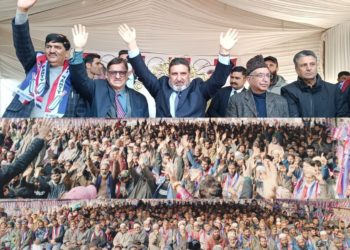 نوجوانوں کو امن و سکون کےساتھ جینے دیں، سید محمد الطاف بخاری کی حکومت کو تلقین سرینگر/14نومبر/ اپنی پارٹی کے قائد سید محمد الطاف بخاری نے حکومت پر زور دیا ہے کہ وہ جموں کشمیر میں نوجوانوں کو امن و سکون کے ساتھ زندگی گزارنے دیں اور ا±نہیں غیر ضروری طور پر مشکلات سے دوچار نہ کیا جائے۔انہوں نے کہا، ”میں حکومت اور اس کی انتظامیہ سے درخواست کرتا ہوں کہ وہ ہمارے نوجوانوں کو امن و سکون اور وقار کے ساتھ زندگی گزارنے دیں، تاکہ وہ اپنے کیریئر آگے بڑھاسکیں۔ ملازمت اور پاسپورٹ کی درخواستوں کے لیے لازمی ویری فکیشن عمل میں محض اس وجہ سے روڈے نہیں اٹکائے جانے چاہیں کہ درخواست دہندہ کا کوئی رشتہ دار ماضی میں کسی غلط سرگرمی میں ملوث رہا ہو۔“ان خیالات کا اظہار انہوں نے آج جنوبی ضلع کولگام کے دمحال ہانجی پورہ میں پارٹی کے عوامی جلسے سے خطاب کرتے ہوئے کیا۔اپنے خطاب میں سید محمد الطاف بخاری نے حکومت پر زور دیا کہ لوگوں کو مشکلات سے دوچار کرنے کا سلسلہ بند کیا جائے۔ ا±ن کا کہنا تھا، ”ایسے واقعات بھی دیکھنے کو ملتے ہیں کہ بعض لوگوں کو محض اس وجہ سے پریشان کیا جارہا ہے کہ ا±ن کا تعلق جماعت اسلامی سے ہے۔ میں حیران ہوں کہ یہ سب کچھ کیوں کیا جارہا ہے۔“انہوں نے زور دیکر کہا، ”جماعت اسلامی کو اپنی مذہبی ذمہ داریوں کو ادا کرنے کی اجازت دی جانی چاہیے اور اس کے اہتمام سے چلائے جانے والے سکولوں کو بغیر کسی رکاوٹ کے اپنا کام کرنے کی اجازت دی جانی چاہیے۔“سید محمد الطاف بخاری نے لوگوں سے عہد کیا جب اپنی پارٹی کو عوامی مینڈیٹ حاصل ہوگا تو وہ جموں کشمیر میں سماجی انصاف کی بحالی اور عوام کے تمام حقوق کی بحالی کے لئے اقدامات کرے گی۔انہوں نے کہا، ”میں محض زبانی جمع خرچ کرنے یا لوگوں کے ساتھ جھوٹے وعدے کرنے میں رکھتا ہوں۔ میں صرف وہی وعدہ کروں گا، جسے پورا کرنے کے حوالے سے میں خلوص دل کے ساتھ یقین رکھتا ہوں۔آج، میں آپ کو یقین دلاتا ہوں کہ اپنی پارٹی اس خطے کے لوگوں کے لیے ایک خوشحال مستقبل یقینی بنانے کےلئے کام کرے گی۔ ہم بلا لحاظ مذہب و ملت جموں کشمیر کے عوام کے حقوق کا تحفط کریں گے اور اس خطے میں ایک دائمی خوشحالی یقینی بنائیں گے۔“انہوں نے مزید کہا کہ ”میں آپ کو یقین دلاتا ہوں کہ اپنی پارٹی آپ کو کبھی مایوس نہیں کرے گی۔ ہم یہاں کے عوام کی معاشی ترقی اور روزگار کے مواقعے پیدا کرنے کےلئے ہر ضروری اقدام کریں گے۔“جموں و کشمیر کا باقی ملک کے ساتھ رشتے پر اپنے خیالات کا اعادہ کرتے ہوئے، سید محمد الطاف بخاری نے کہا، ”میں بار بار کہتا ہوں کہ جموں و کشمیر کا مقدر بھارت کے ساتھ جڑا ہوا ہے اور ہمارے تمام مسائل کا حل دلی سے آئے گا نہ کہ کہیں اور سے۔“ انہوں نے مزید کہا، ”میں اس سچائی کو بیان کرتے وقت جھجھکتا نہیں ہوں کیونکہ میں ایمانداری کی سیاست پر یقین رکھتا ہوں۔ میں اپنے لوگوں کو گمراہ نہیں کر سکتا ہوں،“انہوں نے عوام پر زور دیا کہ وہ آئندہ انتخابات میں سوچ سمجھ کر اپنے ووٹ کا استعمال کریں۔ انہوں نے کہا، ” یہ آپ کی ذمہ داری ہے کہ آپ ان روایتی سیاسی جماعتوں کو مسترد کریں، جو سالہا سال سے آپ کا استحصال کر تی آئی ہیں۔ آپ کو اپنے ووٹ کا دانشمندی سے استعمال کرنا چاہیے اور ایسے امیدواروں کا انتخاب کرنا چاہیے جو آپ کی فلاح و بہبود کے لیے کام کرنے کے لیے حقیقی طور پر پرعزم ہوں۔“وادی میں منشیات کے پھیلاو پر اپنی گہری تشویش کا اظہار کرتے ہوئے سید محمد الطاف بخاری نے لوگوں پر زور دیا کہ وہ نوجوان نسل کی حفاظت کے لیے معاشرے سے اس بدعت کو ختم کرنے کے لیے اپنا انفرادی اور اجتماعی کردار ادا کریں۔انہوں نے کہا، ”مجھے یہ دیکھ کر بہت دکھ ہوتا ہے کہ ہمارے بہت سے نوجوان منشیات کی لعنت کا شکار ہو رہے ہیں۔ یہ ایک ناقابل برداشت صورت حال ہے جس کے پیش نظر ہماری نوجوان نسل کا مستقبل داو¿ پر لگا ہوا ہے۔ یہ ہم انفرادی اور اجتماعی ذمہ داری ہے کہ وہ اپنے معاشرے سے اس لعنت کو ختم کرنے کے لیے فعال کردار ادا کریں۔ اس معاملے میں ہم محض تماشائی بننے کے متحمل نہیں ہو سکتے۔“اس موقع پر ریلی سے اپنے خطاب کے دوران اپنی پارٹی کے سینئر نائب صدر غلام حسن میر نے کہا کہ دفعہ 370 کی منسوخی ایک تکلیف دہ واقعہ ہے۔ تاہم، انہوں نے روایتی سیاسی جماعتوں اور ان کے رہنماو¿ں سے اس آرٹیکل کی حفاظت میں ناکامی پر سوال اٹھایا۔ انہوں نے کہا، ”پارلیمانی انتخابات کے دوران ان جماعتوں نے آرٹیکل 370 کے تحفظ کا وعدہ کرتے ہوئے لوگوں سے ووٹ مانگے۔ لوگوں نے ان پر بھروسہ کرکے انہیں اپنا ووٹ بھی دیا اور ان کے ا±میدواروں کو پارلیمنٹ کے لئے منتخب گیا۔ لیکن کیا وجہ ہے کہ اس کے باوجود یہ جماعتیں دفعہ 370 کا دفاع نہیں کرپائیں اور جب اس دفعہ کو منسوخ کیا گیا تو خاموش تماشائی نبی رہیں؟“انہوں نے مزید کہا، ”اسی طرح، یہ روایتی پارٹیاں ہمیشہ ’اٹانومی‘ اور ’سیلف رول‘ جیسے پ±ر فریب نعرے لگاتی رہیں۔ لیکن اپنے دور اقتدار میں یہ چیزیں کبھی حاصل نہیں کر سکیں۔ درحقیقت یہ پارٹیاں اپنے نعروں کے حوالے سے کبھی بھی مخلص نہیں تھیں۔ وہ صرف ان نعروں کے نام پر اقتدار پر قبضہ کرنا چاہتے تھے۔ اگر ایسا نہیں ہوتا تو 1996 میں اسمبلی میں دو تہائی اکثریت کے باوجود نیشنل کانفرنس (NC) نے اٹانومی کیوں حاصل نہیں کی؟ “پارٹی کے نائب صدر ظفر اقبال منہاس نے لوگوں پر زور دیا کہ وہ روایتی سیاسی جماعتوں کے پرفریب نعروں پر یقین نہ کریں۔ انہوں نے کہا، ”سالہا سال سے آپ نے دھوکے باز سیاست دانوں کو اپنا استحصال کرنے کی اجازت دیتے آئے ہیں۔ آپ یاد کریں کہ ماضی میں کس طرح سے آپ نے ان سیاسی جماعتوں اور ا±ن کے لیڈروں پر بھروسہ کیا اور جواب میں دھوکے کھائے۔ آپ خود اپنی توہین کرنے کی حد تک ان پارٹیوں اور ان کے لیڈروں پر بھروسہ کرتے رہے۔ آپ نے ”الہ کرے گا وانگن کرے گا“ جیسے توہین آمیز نعرے لگائے۔ اس قدر اندھی حمایت کے باوجود ان سیاسی جماعتوں اور ان کے لیڈروں نے آپ کو دھوکہ دیا اور آپ کے جذبات سے کھلواڑ کیا۔“انہوں نے تلقین کی، ”اب ضرورت اس بات کی ہے کہ آپ خود احتسابی کریں اور خود غرض سیاست دانوں کو اپنا استحصال کرنے کی اجازت نہ دیں۔“پارٹی کے جنرل سکریٹری رفیع احمد میر نے ریلی سے خطاب کرتے ہوئے حکومت پر زور دیا کہ وہ جموں و کشمیر میں اسمبلی انتخابات کرائے اور بغیر کسی تاخیر کے اس کی ریاست کا درجہ بحال کرے۔انہوں نے کہا، ”ہم جمہوریت پر پختہ یقین رکھتے ہیں۔ جمہوریت میں لوگوں کو اپنی قیادت کے لیے اپنے نمائندے چننے کا حق ہے۔ حکومت کو جموں و کشمیر کے لوگوں کو اپنے نمائندے منتخب کرنے کے حق سے انکار نہیں کرنا چاہیے۔ لہٰذا، ہم نئی دہلی پر زور دیتے ہیں کہ وہ جلد از جلد یہاں اسمبلی انتخابات کرائے۔ اس کے ساتھ ساتھ جموں و کشمیر کا ریاست کا درجہ بھی بغیر کسی مزید تاخیر کے بحال کیا جانا چاہیے۔“پارٹی کے چیف کوآرڈینیٹر اور ضلع صدر عبدالمجید پڈر نے ریلی سے خطاب کرتے ہوئے شرکاءکا شکریہ ادا کیا اور کہا، ”آپ کی یہاں موجودگی اس بات کا ثبوت ہے کہ آپ اپنی پارٹی کے غیر مبہم ایجنڈے اور اس کی واضح پالیسیوں پر مکمل اعتماد کرتے ہیں۔ اس کےلئے ہم آپ کا شکر گزار ہیں۔ آج، میں عہد کرتا ہوں کہ ہم آپ کی توقعات پر پورا اتریں گے۔ امن، خوشحالی اور جموں و کشمیر کی ہمہ گیر ترقی کے حتمی مقصد کےلئے ہم اپنی جدوجہد جاری رکھیں گے۔“سید محمد الطاف بخاری، غلام حسن میر، ظفر اقبال منہاس، رفیع احمد میر، اور عبدالمجید پڈر کے علاوہ جلسے میں جو سرکردہ لیڈران اور سینئر کارکنان موجود تھے، ا±ن میں ایس ٹی ونگ کے نائب صدر مشتاق احمد ڈوئی، ضلع نائب صدر گل محمد تانترے، ضلع نائب صدر محمد امین بٹ، ڈی ڈی سی اور ضلع یوتھ صدر ریاض احمد بٹ، ضلع صدر ایس ٹی ونگ ارشاد احمد پاسوال، زونل صدر عبدالحمید ڈار، ضلع صدر خواتین ونگ محترمہ عارفہ جی، زونل صدر کولگام طاہر ریاض ریشی، زونل صدر کولگام فیاض احمد شاہ، زونل صدر کولگام (ایس ٹی ونگ) منظور احمد گورسی، زونل صدر یوتھ ونگ روف احمد ماگرے، اور دیگر اشخاص شامل تھے۔ تقریب کا اہتمام رفیع شاہ صاحب نے کیا تھا۔