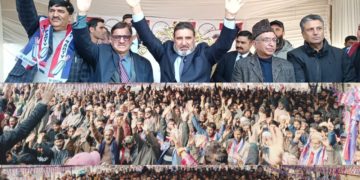 نوجوانوں کو امن و سکون کےساتھ جینے دیں، سید محمد الطاف بخاری کی حکومت کو تلقین سرینگر/14نومبر/ اپنی پارٹی کے قائد سید محمد الطاف بخاری نے حکومت پر زور دیا ہے کہ وہ جموں کشمیر میں نوجوانوں کو امن و سکون کے ساتھ زندگی گزارنے دیں اور ا±نہیں غیر ضروری طور پر مشکلات سے دوچار نہ کیا جائے۔انہوں نے کہا، ”میں حکومت اور اس کی انتظامیہ سے درخواست کرتا ہوں کہ وہ ہمارے نوجوانوں کو امن و سکون اور وقار کے ساتھ زندگی گزارنے دیں، تاکہ وہ اپنے کیریئر آگے بڑھاسکیں۔ ملازمت اور پاسپورٹ کی درخواستوں کے لیے لازمی ویری فکیشن عمل میں محض اس وجہ سے روڈے نہیں اٹکائے جانے چاہیں کہ درخواست دہندہ کا کوئی رشتہ دار ماضی میں کسی غلط سرگرمی میں ملوث رہا ہو۔“ان خیالات کا اظہار انہوں نے آج جنوبی ضلع کولگام کے دمحال ہانجی پورہ میں پارٹی کے عوامی جلسے سے خطاب کرتے ہوئے کیا۔اپنے خطاب میں سید محمد الطاف بخاری نے حکومت پر زور دیا کہ لوگوں کو مشکلات سے دوچار کرنے کا سلسلہ بند کیا جائے۔ ا±ن کا کہنا تھا، ”ایسے واقعات بھی دیکھنے کو ملتے ہیں کہ بعض لوگوں کو محض اس وجہ سے پریشان کیا جارہا ہے کہ ا±ن کا تعلق جماعت اسلامی سے ہے۔ میں حیران ہوں کہ یہ سب کچھ کیوں کیا جارہا ہے۔“انہوں نے زور دیکر کہا، ”جماعت اسلامی کو اپنی مذہبی ذمہ داریوں کو ادا کرنے کی اجازت دی جانی چاہیے اور اس کے اہتمام سے چلائے جانے والے سکولوں کو بغیر کسی رکاوٹ کے اپنا کام کرنے کی اجازت دی جانی چاہیے۔“سید محمد الطاف بخاری نے لوگوں سے عہد کیا جب اپنی پارٹی کو عوامی مینڈیٹ حاصل ہوگا تو وہ جموں کشمیر میں سماجی انصاف کی بحالی اور عوام کے تمام حقوق کی بحالی کے لئے اقدامات کرے گی۔انہوں نے کہا، ”میں محض زبانی جمع خرچ کرنے یا لوگوں کے ساتھ جھوٹے وعدے کرنے میں رکھتا ہوں۔ میں صرف وہی وعدہ کروں گا، جسے پورا کرنے کے حوالے سے میں خلوص دل کے ساتھ یقین رکھتا ہوں۔آج، میں آپ کو یقین دلاتا ہوں کہ اپنی پارٹی اس خطے کے لوگوں کے لیے ایک خوشحال مستقبل یقینی بنانے کےلئے کام کرے گی۔ ہم بلا لحاظ مذہب و ملت جموں کشمیر کے عوام کے حقوق کا تحفط کریں گے اور اس خطے میں ایک دائمی خوشحالی یقینی بنائیں گے۔“انہوں نے مزید کہا کہ ”میں آپ کو یقین دلاتا ہوں کہ اپنی پارٹی آپ کو کبھی مایوس نہیں کرے گی۔ ہم یہاں کے عوام کی معاشی ترقی اور روزگار کے مواقعے پیدا کرنے کےلئے ہر ضروری اقدام کریں گے۔“جموں و کشمیر کا باقی ملک کے ساتھ رشتے پر اپنے خیالات کا اعادہ کرتے ہوئے، سید محمد الطاف بخاری نے کہا، ”میں بار بار کہتا ہوں کہ جموں و کشمیر کا مقدر بھارت کے ساتھ جڑا ہوا ہے اور ہمارے تمام مسائل کا حل دلی سے آئے گا نہ کہ کہیں اور سے۔“ انہوں نے مزید کہا، ”میں اس سچائی کو بیان کرتے وقت جھجھکتا نہیں ہوں کیونکہ میں ایمانداری کی سیاست پر یقین رکھتا ہوں۔ میں اپنے لوگوں کو گمراہ نہیں کر سکتا ہوں،“انہوں نے عوام پر زور دیا کہ وہ آئندہ انتخابات میں سوچ سمجھ کر اپنے ووٹ کا استعمال کریں۔ انہوں نے کہا، ” یہ آپ کی ذمہ داری ہے کہ آپ ان روایتی سیاسی جماعتوں کو مسترد کریں، جو سالہا سال سے آپ کا استحصال کر تی آئی ہیں۔ آپ کو اپنے ووٹ کا دانشمندی سے استعمال کرنا چاہیے اور ایسے امیدواروں کا انتخاب کرنا چاہیے جو آپ کی فلاح و بہبود کے لیے کام کرنے کے لیے حقیقی طور پر پرعزم ہوں۔“وادی میں منشیات کے پھیلاو پر اپنی گہری تشویش کا اظہار کرتے ہوئے سید محمد الطاف بخاری نے لوگوں پر زور دیا کہ وہ نوجوان نسل کی حفاظت کے لیے معاشرے سے اس بدعت کو ختم کرنے کے لیے اپنا انفرادی اور اجتماعی کردار ادا کریں۔انہوں نے کہا، ”مجھے یہ دیکھ کر بہت دکھ ہوتا ہے کہ ہمارے بہت سے نوجوان منشیات کی لعنت کا شکار ہو رہے ہیں۔ یہ ایک ناقابل برداشت صورت حال ہے جس کے پیش نظر ہماری نوجوان نسل کا مستقبل داو¿ پر لگا ہوا ہے۔ یہ ہم انفرادی اور اجتماعی ذمہ داری ہے کہ وہ اپنے معاشرے سے اس لعنت کو ختم کرنے کے لیے فعال کردار ادا کریں۔ اس معاملے میں ہم محض تماشائی بننے کے متحمل نہیں ہو سکتے۔“اس موقع پر ریلی سے اپنے خطاب کے دوران اپنی پارٹی کے سینئر نائب صدر غلام حسن میر نے کہا کہ دفعہ 370 کی منسوخی ایک تکلیف دہ واقعہ ہے۔ تاہم، انہوں نے روایتی سیاسی جماعتوں اور ان کے رہنماو¿ں سے اس آرٹیکل کی حفاظت میں ناکامی پر سوال اٹھایا۔ انہوں نے کہا، ”پارلیمانی انتخابات کے دوران ان جماعتوں نے آرٹیکل 370 کے تحفظ کا وعدہ کرتے ہوئے لوگوں سے ووٹ مانگے۔ لوگوں نے ان پر بھروسہ کرکے انہیں اپنا ووٹ بھی دیا اور ان کے ا±میدواروں کو پارلیمنٹ کے لئے منتخب گیا۔ لیکن کیا وجہ ہے کہ اس کے باوجود یہ جماعتیں دفعہ 370 کا دفاع نہیں کرپائیں اور جب اس دفعہ کو منسوخ کیا گیا تو خاموش تماشائی نبی رہیں؟“انہوں نے مزید کہا، ”اسی طرح، یہ روایتی پارٹیاں ہمیشہ ’اٹانومی‘ اور ’سیلف رول‘ جیسے پ±ر فریب نعرے لگاتی رہیں۔ لیکن اپنے دور اقتدار میں یہ چیزیں کبھی حاصل نہیں کر سکیں۔ درحقیقت یہ پارٹیاں اپنے نعروں کے حوالے سے کبھی بھی مخلص نہیں تھیں۔ وہ صرف ان نعروں کے نام پر اقتدار پر قبضہ کرنا چاہتے تھے۔ اگر ایسا نہیں ہوتا تو 1996 میں اسمبلی میں دو تہائی اکثریت کے باوجود نیشنل کانفرنس (NC) نے اٹانومی کیوں حاصل نہیں کی؟ “پارٹی کے نائب صدر ظفر اقبال منہاس نے لوگوں پر زور دیا کہ وہ روایتی سیاسی جماعتوں کے پرفریب نعروں پر یقین نہ کریں۔ انہوں نے کہا، ”سالہا سال سے آپ نے دھوکے باز سیاست دانوں کو اپنا استحصال کرنے کی اجازت دیتے آئے ہیں۔ آپ یاد کریں کہ ماضی میں کس طرح سے آپ نے ان سیاسی جماعتوں اور ا±ن کے لیڈروں پر بھروسہ کیا اور جواب میں دھوکے کھائے۔ آپ خود اپنی توہین کرنے کی حد تک ان پارٹیوں اور ان کے لیڈروں پر بھروسہ کرتے رہے۔ آپ نے ”الہ کرے گا وانگن کرے گا“ جیسے توہین آمیز نعرے لگائے۔ اس قدر اندھی حمایت کے باوجود ان سیاسی جماعتوں اور ان کے لیڈروں نے آپ کو دھوکہ دیا اور آپ کے جذبات سے کھلواڑ کیا۔“انہوں نے تلقین کی، ”اب ضرورت اس بات کی ہے کہ آپ خود احتسابی کریں اور خود غرض سیاست دانوں کو اپنا استحصال کرنے کی اجازت نہ دیں۔“پارٹی کے جنرل سکریٹری رفیع احمد میر نے ریلی سے خطاب کرتے ہوئے حکومت پر زور دیا کہ وہ جموں و کشمیر میں اسمبلی انتخابات کرائے اور بغیر کسی تاخیر کے اس کی ریاست کا درجہ بحال کرے۔انہوں نے کہا، ”ہم جمہوریت پر پختہ یقین رکھتے ہیں۔ جمہوریت میں لوگوں کو اپنی قیادت کے لیے اپنے نمائندے چننے کا حق ہے۔ حکومت کو جموں و کشمیر کے لوگوں کو اپنے نمائندے منتخب کرنے کے حق سے انکار نہیں کرنا چاہیے۔ لہٰذا، ہم نئی دہلی پر زور دیتے ہیں کہ وہ جلد از جلد یہاں اسمبلی انتخابات کرائے۔ اس کے ساتھ ساتھ جموں و کشمیر کا ریاست کا درجہ بھی بغیر کسی مزید تاخیر کے بحال کیا جانا چاہیے۔“پارٹی کے چیف کوآرڈینیٹر اور ضلع صدر عبدالمجید پڈر نے ریلی سے خطاب کرتے ہوئے شرکاءکا شکریہ ادا کیا اور کہا، ”آپ کی یہاں موجودگی اس بات کا ثبوت ہے کہ آپ اپنی پارٹی کے غیر مبہم ایجنڈے اور اس کی واضح پالیسیوں پر مکمل اعتماد کرتے ہیں۔ اس کےلئے ہم آپ کا شکر گزار ہیں۔ آج، میں عہد کرتا ہوں کہ ہم آپ کی توقعات پر پورا اتریں گے۔ امن، خوشحالی اور جموں و کشمیر کی ہمہ گیر ترقی کے حتمی مقصد کےلئے ہم اپنی جدوجہد جاری رکھیں گے۔“سید محمد الطاف بخاری، غلام حسن میر، ظفر اقبال منہاس، رفیع احمد میر، اور عبدالمجید پڈر کے علاوہ جلسے میں جو سرکردہ لیڈران اور سینئر کارکنان موجود تھے، ا±ن میں ایس ٹی ونگ کے نائب صدر مشتاق احمد ڈوئی، ضلع نائب صدر گل محمد تانترے، ضلع نائب صدر محمد امین بٹ، ڈی ڈی سی اور ضلع یوتھ صدر ریاض احمد بٹ، ضلع صدر ایس ٹی ونگ ارشاد احمد پاسوال، زونل صدر عبدالحمید ڈار، ضلع صدر خواتین ونگ محترمہ عارفہ جی، زونل صدر کولگام طاہر ریاض ریشی، زونل صدر کولگام فیاض احمد شاہ، زونل صدر کولگام (ایس ٹی ونگ) منظور احمد گورسی، زونل صدر یوتھ ونگ روف احمد ماگرے، اور دیگر اشخاص شامل تھے۔ تقریب کا اہتمام رفیع شاہ صاحب نے کیا تھا۔
