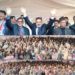 نوجوانوں کو امن و سکون کےساتھ جینے دیں، سید محمد الطاف بخاری کی حکومت کو تلقین سرینگر/14نومبر/ اپنی پارٹی کے قائد سید محمد الطاف بخاری نے حکومت پر زور دیا ہے کہ وہ جموں کشمیر میں نوجوانوں کو امن و سکون کے ساتھ زندگی گزارنے دیں اور ا±نہیں غیر ضروری طور پر مشکلات سے دوچار نہ کیا جائے۔انہوں نے کہا، ”میں حکومت اور اس کی انتظامیہ سے درخواست کرتا ہوں کہ وہ ہمارے نوجوانوں کو امن و سکون اور وقار کے ساتھ زندگی گزارنے دیں، تاکہ وہ اپنے کیریئر آگے بڑھاسکیں۔ ملازمت اور پاسپورٹ کی درخواستوں کے لیے لازمی ویری فکیشن عمل میں محض اس وجہ سے روڈے نہیں اٹکائے جانے چاہیں کہ درخواست دہندہ کا کوئی رشتہ دار ماضی میں کسی غلط سرگرمی میں ملوث رہا ہو۔“ان خیالات کا اظہار انہوں نے آج جنوبی ضلع کولگام کے دمحال ہانجی پورہ میں پارٹی کے عوامی جلسے سے خطاب کرتے ہوئے کیا۔اپنے خطاب میں سید محمد الطاف بخاری نے حکومت پر زور دیا کہ لوگوں کو مشکلات سے دوچار کرنے کا سلسلہ بند کیا جائے۔ ا±ن کا کہنا تھا، ”ایسے واقعات بھی دیکھنے کو ملتے ہیں کہ بعض لوگوں کو محض اس وجہ سے پریشان کیا جارہا ہے کہ ا±ن کا تعلق جماعت اسلامی سے ہے۔ میں حیران ہوں کہ یہ سب کچھ کیوں کیا جارہا ہے۔“انہوں نے زور دیکر کہا، ”جماعت اسلامی کو اپنی مذہبی ذمہ داریوں کو ادا کرنے کی اجازت دی جانی چاہیے اور اس کے اہتمام سے چلائے جانے والے سکولوں کو بغیر کسی رکاوٹ کے اپنا کام کرنے کی اجازت دی جانی چاہیے۔“سید محمد الطاف بخاری نے لوگوں سے عہد کیا جب اپنی پارٹی کو عوامی مینڈیٹ حاصل ہوگا تو وہ جموں کشمیر میں سماجی انصاف کی بحالی اور عوام کے تمام حقوق کی بحالی کے لئے اقدامات کرے گی۔انہوں نے کہا، ”میں محض زبانی جمع خرچ کرنے یا لوگوں کے ساتھ جھوٹے وعدے کرنے میں رکھتا ہوں۔ میں صرف وہی وعدہ کروں گا، جسے پورا کرنے کے حوالے سے میں خلوص دل کے ساتھ یقین رکھتا ہوں۔آج، میں آپ کو یقین دلاتا ہوں کہ اپنی پارٹی اس خطے کے لوگوں کے لیے ایک خوشحال مستقبل یقینی بنانے کےلئے کام کرے گی۔ ہم بلا لحاظ مذہب و ملت جموں کشمیر کے عوام کے حقوق کا تحفط کریں گے اور اس خطے میں ایک دائمی خوشحالی یقینی بنائیں گے۔“انہوں نے مزید کہا کہ ”میں آپ کو یقین دلاتا ہوں کہ اپنی پارٹی آپ کو کبھی مایوس نہیں کرے گی۔ ہم یہاں کے عوام کی معاشی ترقی اور روزگار کے مواقعے پیدا کرنے کےلئے ہر ضروری اقدام کریں گے۔“جموں و کشمیر کا باقی ملک کے ساتھ رشتے پر اپنے خیالات کا اعادہ کرتے ہوئے، سید محمد الطاف بخاری نے کہا، ”میں بار بار کہتا ہوں کہ جموں و کشمیر کا مقدر بھارت کے ساتھ جڑا ہوا ہے اور ہمارے تمام مسائل کا حل دلی سے آئے گا نہ کہ کہیں اور سے۔“ انہوں نے مزید کہا، ”میں اس سچائی کو بیان کرتے وقت جھجھکتا نہیں ہوں کیونکہ میں ایمانداری کی سیاست پر یقین رکھتا ہوں۔ میں اپنے لوگوں کو گمراہ نہیں کر سکتا ہوں،“انہوں نے عوام پر زور دیا کہ وہ آئندہ انتخابات میں سوچ سمجھ کر اپنے ووٹ کا استعمال کریں۔ انہوں نے کہا، ” یہ آپ کی ذمہ داری ہے کہ آپ ان روایتی سیاسی جماعتوں کو مسترد کریں، جو سالہا سال سے آپ کا استحصال کر تی آئی ہیں۔ آپ کو اپنے ووٹ کا دانشمندی سے استعمال کرنا چاہیے اور ایسے امیدواروں کا انتخاب کرنا چاہیے جو آپ کی فلاح و بہبود کے لیے کام کرنے کے لیے حقیقی طور پر پرعزم ہوں۔“وادی میں منشیات کے پھیلاو پر اپنی گہری تشویش کا اظہار کرتے ہوئے سید محمد الطاف بخاری نے لوگوں پر زور دیا کہ وہ نوجوان نسل کی حفاظت کے لیے معاشرے سے اس بدعت کو ختم کرنے کے لیے اپنا انفرادی اور اجتماعی کردار ادا کریں۔انہوں نے کہا، ”مجھے یہ دیکھ کر بہت دکھ ہوتا ہے کہ ہمارے بہت سے نوجوان منشیات کی لعنت کا شکار ہو رہے ہیں۔ یہ ایک ناقابل برداشت صورت حال ہے جس کے پیش نظر ہماری نوجوان نسل کا مستقبل داو¿ پر لگا ہوا ہے۔ یہ ہم انفرادی اور اجتماعی ذمہ داری ہے کہ وہ اپنے معاشرے سے اس لعنت کو ختم کرنے کے لیے فعال کردار ادا کریں۔ اس معاملے میں ہم محض تماشائی بننے کے متحمل نہیں ہو سکتے۔“اس موقع پر ریلی سے اپنے خطاب کے دوران اپنی پارٹی کے سینئر نائب صدر غلام حسن میر نے کہا کہ دفعہ 370 کی منسوخی ایک تکلیف دہ واقعہ ہے۔ تاہم، انہوں نے روایتی سیاسی جماعتوں اور ان کے رہنماو¿ں سے اس آرٹیکل کی حفاظت میں ناکامی پر سوال اٹھایا۔ انہوں نے کہا، ”پارلیمانی انتخابات کے دوران ان جماعتوں نے آرٹیکل 370 کے تحفظ کا وعدہ کرتے ہوئے لوگوں سے ووٹ مانگے۔ لوگوں نے ان پر بھروسہ کرکے انہیں اپنا ووٹ بھی دیا اور ان کے ا±میدواروں کو پارلیمنٹ کے لئے منتخب گیا۔ لیکن کیا وجہ ہے کہ اس کے باوجود یہ جماعتیں دفعہ 370 کا دفاع نہیں کرپائیں اور جب اس دفعہ کو منسوخ کیا گیا تو خاموش تماشائی نبی رہیں؟“انہوں نے مزید کہا، ”اسی طرح، یہ روایتی پارٹیاں ہمیشہ ’اٹانومی‘ اور ’سیلف رول‘ جیسے پ±ر فریب نعرے لگاتی رہیں۔ لیکن اپنے دور اقتدار میں یہ چیزیں کبھی حاصل نہیں کر سکیں۔ درحقیقت یہ پارٹیاں اپنے نعروں کے حوالے سے کبھی بھی مخلص نہیں تھیں۔ وہ صرف ان نعروں کے نام پر اقتدار پر قبضہ کرنا چاہتے تھے۔ اگر ایسا نہیں ہوتا تو 1996 میں اسمبلی میں دو تہائی اکثریت کے باوجود نیشنل کانفرنس (NC) نے اٹانومی کیوں حاصل نہیں کی؟ “پارٹی کے نائب صدر ظفر اقبال منہاس نے لوگوں پر زور دیا کہ وہ روایتی سیاسی جماعتوں کے پرفریب نعروں پر یقین نہ کریں۔ انہوں نے کہا، ”سالہا سال سے آپ نے دھوکے باز سیاست دانوں کو اپنا استحصال کرنے کی اجازت دیتے آئے ہیں۔ آپ یاد کریں کہ ماضی میں کس طرح سے آپ نے ان سیاسی جماعتوں اور ا±ن کے لیڈروں پر بھروسہ کیا اور جواب میں دھوکے کھائے۔ آپ خود اپنی توہین کرنے کی حد تک ان پارٹیوں اور ان کے لیڈروں پر بھروسہ کرتے رہے۔ آپ نے ”الہ کرے گا وانگن کرے گا“ جیسے توہین آمیز نعرے لگائے۔ اس قدر اندھی حمایت کے باوجود ان سیاسی جماعتوں اور ان کے لیڈروں نے آپ کو دھوکہ دیا اور آپ کے جذبات سے کھلواڑ کیا۔“انہوں نے تلقین کی، ”اب ضرورت اس بات کی ہے کہ آپ خود احتسابی کریں اور خود غرض سیاست دانوں کو اپنا استحصال کرنے کی اجازت نہ دیں۔“پارٹی کے جنرل سکریٹری رفیع احمد میر نے ریلی سے خطاب کرتے ہوئے حکومت پر زور دیا کہ وہ جموں و کشمیر میں اسمبلی انتخابات کرائے اور بغیر کسی تاخیر کے اس کی ریاست کا درجہ بحال کرے۔انہوں نے کہا، ”ہم جمہوریت پر پختہ یقین رکھتے ہیں۔ جمہوریت میں لوگوں کو اپنی قیادت کے لیے اپنے نمائندے چننے کا حق ہے۔ حکومت کو جموں و کشمیر کے لوگوں کو اپنے نمائندے منتخب کرنے کے حق سے انکار نہیں کرنا چاہیے۔ لہٰذا، ہم نئی دہلی پر زور دیتے ہیں کہ وہ جلد از جلد یہاں اسمبلی انتخابات کرائے۔ اس کے ساتھ ساتھ جموں و کشمیر کا ریاست کا درجہ بھی بغیر کسی مزید تاخیر کے بحال کیا جانا چاہیے۔“پارٹی کے چیف کوآرڈینیٹر اور ضلع صدر عبدالمجید پڈر نے ریلی سے خطاب کرتے ہوئے شرکاءکا شکریہ ادا کیا اور کہا، ”آپ کی یہاں موجودگی اس بات کا ثبوت ہے کہ آپ اپنی پارٹی کے غیر مبہم ایجنڈے اور اس کی واضح پالیسیوں پر مکمل اعتماد کرتے ہیں۔ اس کےلئے ہم آپ کا شکر گزار ہیں۔ آج، میں عہد کرتا ہوں کہ ہم آپ کی توقعات پر پورا اتریں گے۔ امن، خوشحالی اور جموں و کشمیر کی ہمہ گیر ترقی کے حتمی مقصد کےلئے ہم اپنی جدوجہد جاری رکھیں گے۔“سید محمد الطاف بخاری، غلام حسن میر، ظفر اقبال منہاس، رفیع احمد میر، اور عبدالمجید پڈر کے علاوہ جلسے میں جو سرکردہ لیڈران اور سینئر کارکنان موجود تھے، ا±ن میں ایس ٹی ونگ کے نائب صدر مشتاق احمد ڈوئی، ضلع نائب صدر گل محمد تانترے، ضلع نائب صدر محمد امین بٹ، ڈی ڈی سی اور ضلع یوتھ صدر ریاض احمد بٹ، ضلع صدر ایس ٹی ونگ ارشاد احمد پاسوال، زونل صدر عبدالحمید ڈار، ضلع صدر خواتین ونگ محترمہ عارفہ جی، زونل صدر کولگام طاہر ریاض ریشی، زونل صدر کولگام فیاض احمد شاہ، زونل صدر کولگام (ایس ٹی ونگ) منظور احمد گورسی، زونل صدر یوتھ ونگ روف احمد ماگرے، اور دیگر اشخاص شامل تھے۔ تقریب کا اہتمام رفیع شاہ صاحب نے کیا تھا۔