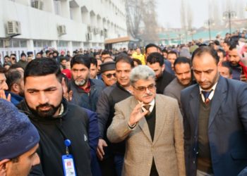 چیف سیکرٹری اَتل ڈولو کا سری نگر سیکرٹریٹ میں والہانہ اِستقبال