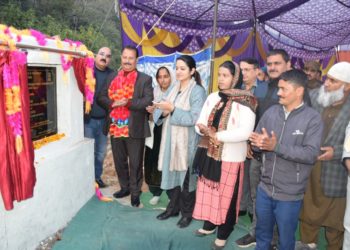 چیئرپرسن ضلع ترقیاتی کونسل کولگام نے سپورٹس کِٹس تقسیم کیں