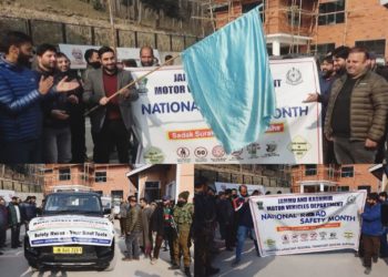 ڈی سی بڈگام نے کار ریلی کو جھنڈی دکھا کر قومی روڈ سیفٹی بیداری مہم کا کیا آغاز