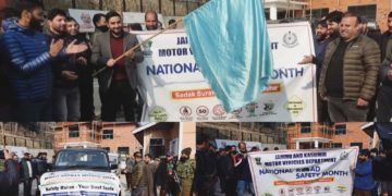 ڈی سی بڈگام نے کار ریلی کو جھنڈی دکھا کر قومی روڈ سیفٹی بیداری مہم کا کیا آغاز