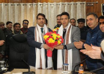 ضلع اِنتظامیہ سری نگر نے اعجاز اسد کے اعزاز میں الوداعیہ تقریب کا کیااِنعقاد