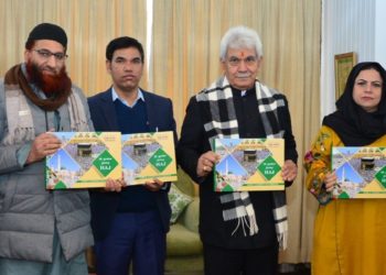 لیفٹیننٹ گورنر نے جموں وکشمیر حج کمیٹی کی کافی ٹیبل بُک ”روحانی سفر حج“ جاری کی