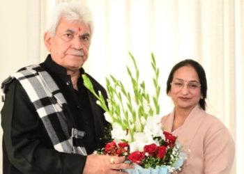 پرنسپل گورنمنٹ ویمن کالج پدم شری پدما سچدیو نے لفٹینٹ گورنر سے ملاقات کی