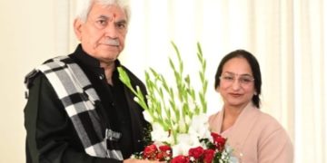 پرنسپل گورنمنٹ ویمن کالج پدم شری پدما سچدیو نے لفٹینٹ گورنر سے ملاقات کی