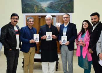 لیفٹنٹ گورنر نے ڈاکٹر رمیش تمیری کی کتاب ” جے اینڈ کے پر پاکستان کا حملہ “ کا اجراءکیا