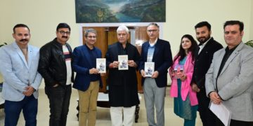 لیفٹنٹ گورنر نے ڈاکٹر رمیش تمیری کی کتاب ” جے اینڈ کے پر پاکستان کا حملہ “ کا اجراءکیا