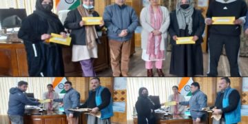ضلع ترقیاتی کمشنر کپواڑہ نے ایس آر او43 کے تحت اہل اُمید واروں کو تقرری نامے سونپے