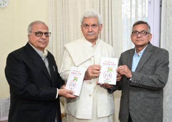 لیفٹیننٹ گورنر نے آرٹیکل 370 کے خاتمے پر پروفیسر ہری اوم کی کتاب جاری کی