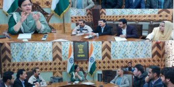 ڈِسٹرکٹ الیکشن آفیسر کپواڑہ نے پولنگ سٹیشنوں کی تیاریوں اور رَسائی کا جائزہ لیا