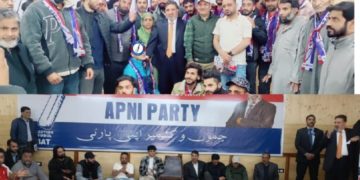 حبہ کدل سے تعلق رکھنے والے سیاسی کارکنان کی ایک بڑی تعداد اپنی پارٹی میں شامل ہوئی