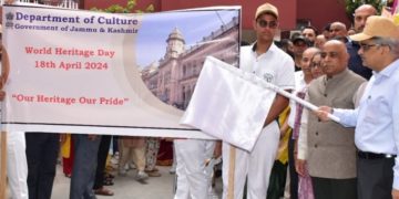 چیف سیکرٹری نے ایس آر ایس لائبریری سے مُبارک منڈی تک ہیرٹیج واک کوہری جھنڈی دِکھا کر روانہ کیا