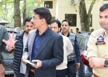 ڈِسٹرکٹ الیکشن آفیسر گاندربل نے ڈی سی آر سی میں اِنتظامات کا جائزہ لیا