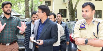 ڈِسٹرکٹ الیکشن آفیسر گاندربل نے ڈی سی آر سی میں اِنتظامات کا جائزہ لیا