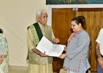 لیفٹیننٹ گورنر نے اے ڈِی ڈِی سی راجوری کی بیٹی کو ملازمت کا ایشورنس لیٹر سونپا