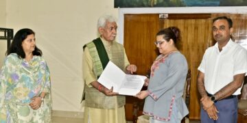 لیفٹیننٹ گورنر نے اے ڈِی ڈِی سی راجوری کی بیٹی کو ملازمت کا ایشورنس لیٹر سونپا