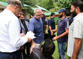 وزیر اعلیٰ عمر عبداللہ کی ’رابطہ‘ رسائی دفتر میں عوام سے ملاقات