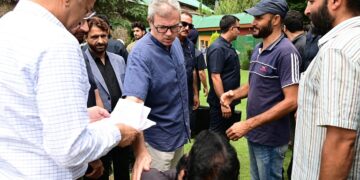 وزیر اعلیٰ عمر عبداللہ کی ’رابطہ‘ رسائی دفتر میں عوام سے ملاقات