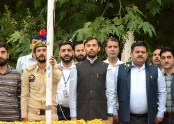 ڈائریکٹر اِنفارمیشن نتیش راجورا نے ڈِی آئی پی آر کمپلیکس سری نگر میں قومی پرچم لہرایا