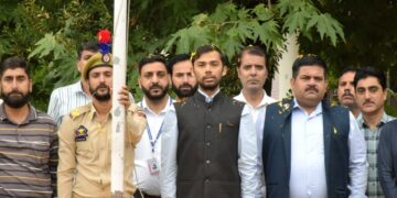 ڈائریکٹر اِنفارمیشن نتیش راجورا نے ڈِی آئی پی آر کمپلیکس سری نگر میں قومی پرچم لہرایا