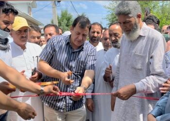جاوید ڈار نے رفیع آباد حلقے میں سڑکوں کی میکڈیمائزیشن منصوبوں کا اِفتتاح کیا