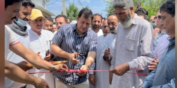 جاوید ڈار نے رفیع آباد حلقے میں سڑکوں کی میکڈیمائزیشن منصوبوں کا اِفتتاح کیا