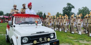 ستیش شرما نے کٹھوعہ میں یوم آزادی کے موقعہ پر قومی پرچم لہرایا