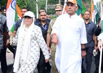 جھیل ڈل سے علی الصبح پُر وقار ترنگا ریلی برآمد،ہزاروں لوگوںکی شرکت