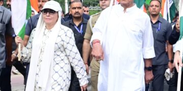 جھیل ڈل سے علی الصبح پُر وقار ترنگا ریلی برآمد،ہزاروں لوگوںکی شرکت