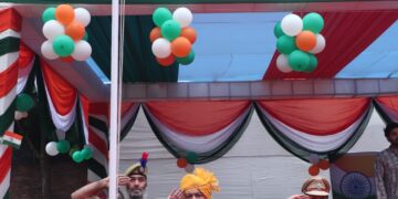 ریذیڈنٹ کمشنر نے جے کے ہاﺅس نئی دہلی میں قومی پرچم لہرایا