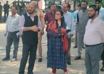 سیکرٹری ٹرانسپورٹ نے سٹیٹ موٹر گیراجزبمنہ سری نگر کا اَچانک دورہ کیا