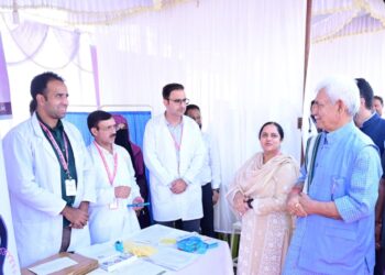 لیفٹیننٹ گورنر نے جے ایل این ایم ہسپتال رعناواری سری نگر کا دورہ کیا